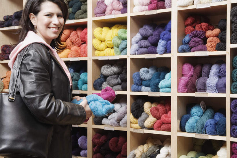 西方人,一个人,店员,商店,站,笑,微笑,露齿笑,横图,室内,白天,侧面,欧洲,欧洲人,仅一个人,服装,商品,挎包,拿,拿着,休闲装,商铺,外套,顾客,货架,货物,展示架,展架,排列,衣服,背包,手提包,毛线,站着,休闲,休闲服,皮质,成熟,美女,服饰,储物架,整理,优雅,五颜六色,丝线,挑选,购买,皮衣,斜挎包,客户,五彩缤纷,分类,选购,市肆,商号,年轻女性,女人,女性,白种人,商人,半身,彩图,店铺