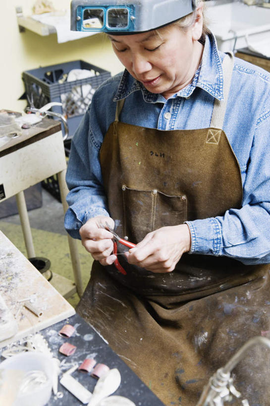 西方人,一个人,工厂,站,笑,微笑,露齿笑,竖图,俯视,室内,白天,工作服,制服,零件,欧洲,欧洲人,仅一个女性,仅一个人,围裙,注视,工人,安全帽,低头,观察,看,站着,仅一个中年女性,观看,察看,关注,工作台,工作制服,女人,女性,中年女性,白种人,半身,彩图,高角度拍摄,工作套服