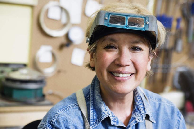 西方人,脸,头,脸颊,一个人,工厂,站,笑,微笑,露齿笑,横图,室内,特写,白天,正面,工作服,制服,欧洲,欧洲人,仅一个女性,仅一个人,戴,朦胧,模糊,围裙,眼镜,注视,肩膀,工人,安全帽,观察,看,站着,仅一个中年女性,眼罩,观看,戴着,察看,关注,防护眼罩,工作台,工作制服,女人,女性,中年女性,白种人,头部,脸部,脸蛋,面部,半身,彩图,工作套服