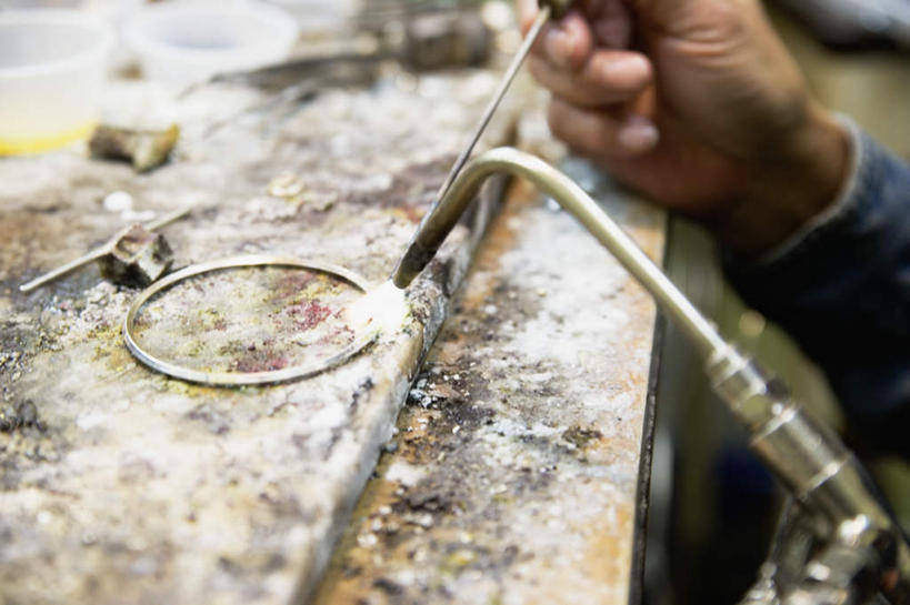 西方人,一个人,工厂,站,笑,微笑,露齿笑,横图,俯视,室内,特写,白天,工作服,制服,桌面,桌子,欧洲,欧洲人,仅一个女性,仅一个人,朦胧,模糊,工具,镊子,围裙,工人,安全帽,站着,仅一个中年女性,工作台,工作制服,女人,女性,中年女性,白种人,半身,彩图,高角度拍摄,工作套服