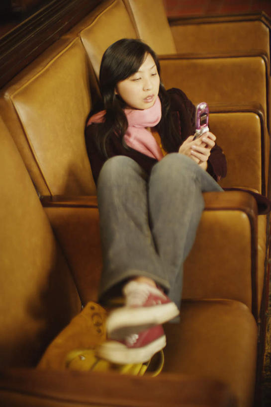 东方人,一个人,栏杆,坐,打电话,竖图,俯视,室内,白天,沙发,电话,手机,椅子,亚洲,仅一个年轻女性,仅一个女性,仅一个人,戴,阴影,朦胧,模糊,光线,影子,靠背椅,拿,拿着,注视,黄种人,通讯设备,围巾,观察,看,休闲服,围脖,观看,戴着,察看,关注,交流,年轻女性,女人,女性,亚洲人,沟通,通话,坐着,彩图,高角度拍摄,全身,皮沙发