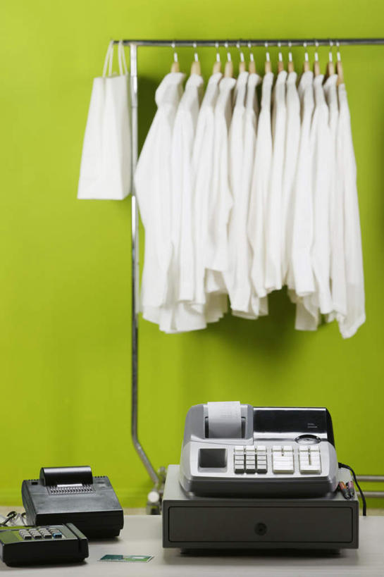 无人,竖图,室内,白天,正面,信用卡,桌面,桌子,袋子,衣架,一排,吊挂,悬挂,绿色背景,服装,整齐,纸袋,购物袋,挂,展示架,排列,一个,衣服,柜台,卡,储蓄卡,摄影,服饰,收银台,影棚,单个,衣着,穿着,队列,收银机,衣饰,银行卡,彩图,影棚拍摄,拍摄