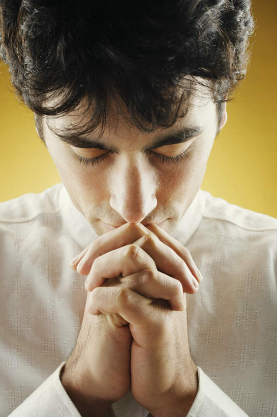 西方人,脸,头,脸颊,一个人,站,闭眼,捧,竖图,室内,特写,白天,正面,衬衫,项链,欧洲,欧洲人,仅一个男性,仅一个人,黄色背景,十字架,拿,拿着,肩膀,仅一个年轻男性,祈祷,双手合十,站着,摄影,影棚,祷告,男人,男性,年轻男性,白种人,头部,脸部,脸蛋,面部,闭眼睛,闭着眼,闭着眼睛,端,端着,捧着,半身,彩图,影棚拍摄,衬衣,拍摄