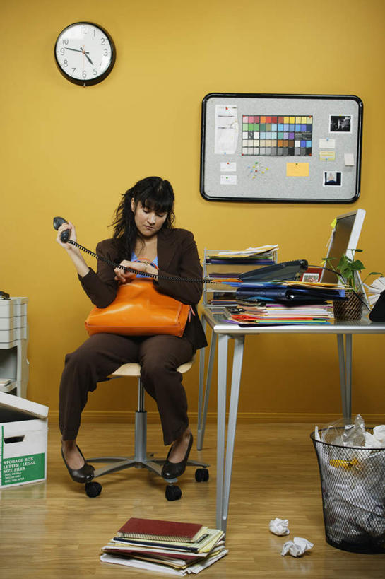 西方人,一个人,商务人士,商务女性,坐,捧,打电话,竖图,室内,白天,正面,电脑,笔记本电脑,显示器,鼠标,键盘,柜子,桌面,桌子,电话,书籍,椅子,欧洲,欧洲人,仅一个年轻女性,仅一个女性,仅一个人,套装,网络,包,档案,公文包,时钟,纸箱,墙,垃圾桶,拿,拿着,注视,输入设备,通讯设备,壁画,墙壁,盒子,画,话筒,会议椅,资料,挂钟,观察,看,观看,杂乱,办公椅,察看,混乱,无线,关注,文档,通信设备,液晶显示器,商务装,无线网络,垃圾篓,无线上网,便携式电脑,工薪阶层,输出设备,商务椅,培训椅,紊乱,芜杂,交流,手提电脑,年轻女性,女人,女性,白种人,白领,上班族,装饰画,沟通,捧着,通话,坐着,彩图,全身