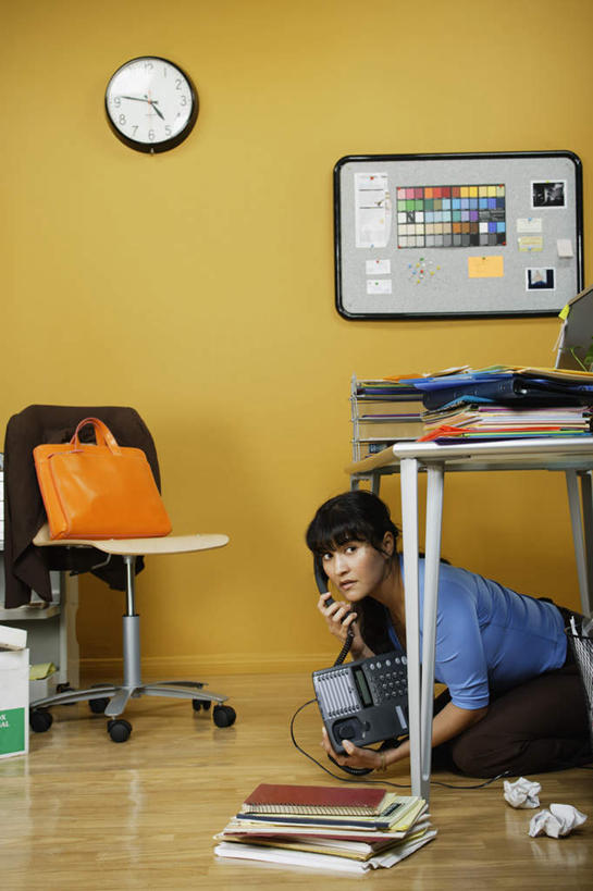 西方人,一个人,商务人士,商务女性,坐,蹲,捧,竖图,室内,白天,侧面,显示器,桌面,桌子,书籍,椅子,欧洲,欧洲人,仅一个年轻女性,仅一个女性,仅一个人,套装,包,档案,公文包,时钟,墙,拿,拿着,注视,壁画,墙壁,画,衣服,会议椅,资料,挂钟,观察,看,休闲服,观看,办公椅,察看,关注,文档,液晶显示器,商务装,工薪阶层,输出设备,商务椅,培训椅,年轻女性,女人,女性,白种人,白领,上班族,装饰画,蹲着,捧着,半身,彩图,西服