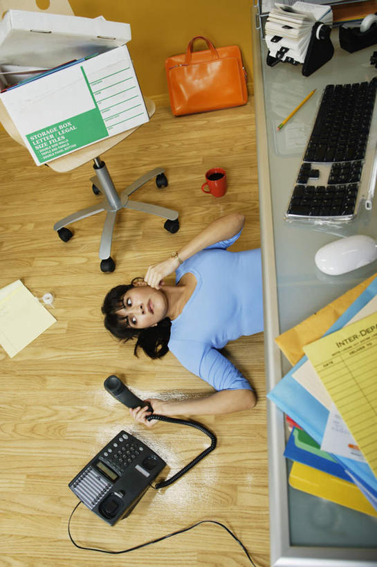 西方人,一个人,商务人士,商务女性,躺,捧,打电话,竖图,俯视,室内,白天,显示器,鼠标,键盘,桌面,桌子,电话,书籍,椅子,欧洲,欧洲人,仅一个年轻女性,仅一个女性,仅一个人,套装,包,档案,公文包,拿,拿着,输入设备,通讯设备,衣服,话筒,会议椅,资料,休闲服,办公椅,文档,液晶显示器,商务装,垃圾篓,垃圾筐,工薪阶层,输出设备,商务椅,培训椅,交流,年轻女性,女人,女性,白种人,白领,上班族,沟通,捧着,躺着,通话,半身,彩图,高角度拍摄