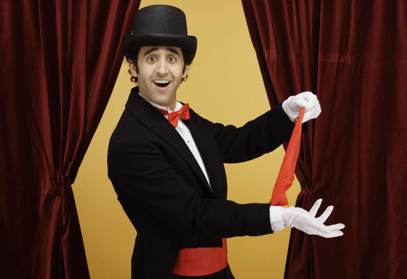 西方人,一个人,魔术师,站,笑,微笑,露齿笑,横图,室内,白天,侧面,衬衫,西装,帽子,欧洲,欧洲人,仅一个男性,仅一个人,戴,黄色背景,领结,丝巾,注视,礼帽,仅一个年轻男性,红色,手套,观察,看,站着,观看,戴着,察看,魔术,变戏法,关注,幕布,男人,男性,年轻男性,白种人,魔术大师,半身,彩图,衬衣