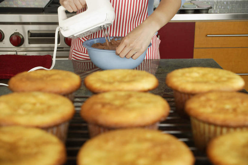 东方人,一个人,站,捧,横图,室内,特写,白天,正面,烹饪,厨房,餐具,厨具,金属制品,亚洲,仅一个年轻女性,仅一个女性,仅一个人,一排,朦胧,模糊,整齐,金属,食品,拿,拿着,黄种人,蛋挞,食物,排列,橱柜,打蛋器,搅拌器,碗,甜食,站着,队列,开放式厨房,烹饪用具,电动打蛋器,年轻女性,女人,女性,亚洲人,烹调用具,端,端着,烹调,捧着,半身,彩图