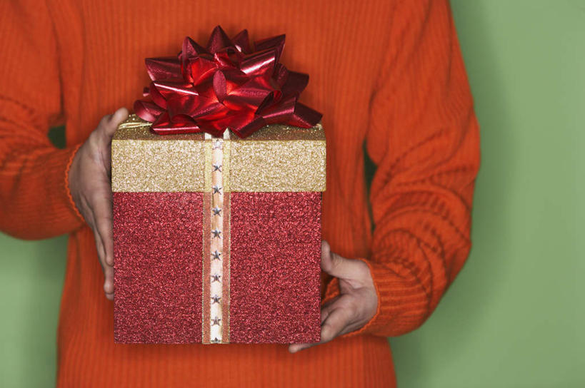 西方人,一个人,站,捧,横图,室内,特写,白天,正面,毛衣,礼盒,礼物,欧洲,圣诞节,欧洲人,仅一个男性,仅一个人,绿色背景,节日,庆祝,纸盒,拿,拿着,盒子,仅一个年轻男性,包装盒,礼品盒,站着,摄影,礼品,影棚,手拉花,男人,男性,年轻男性,白种人,端,端着,捧着,半身,彩图,影棚拍摄,拍摄