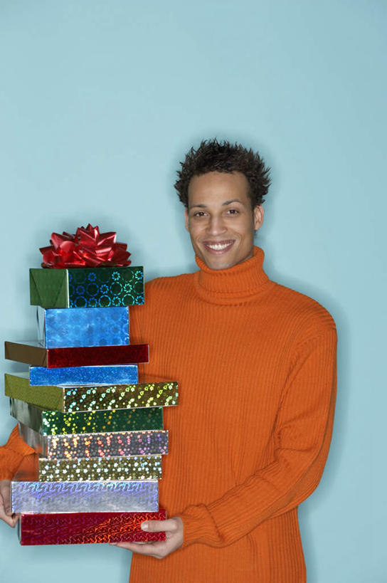 西方人,一个人,站,笑,微笑,露齿笑,竖图,室内,白天,正面,毛衣,礼盒,礼物,欧洲,圣诞节,欧洲人,仅一个男性,仅一个人,蓝色背景,节日,庆祝,纸盒,叠,注视,盒子,仅一个年轻男性,包装盒,礼品盒,观察,看,站着,摄影,礼品,影棚,观看,察看,关注,叠着,手拉花,男人,男性,年轻男性,白种人,半身,彩图,影棚拍摄,拍摄