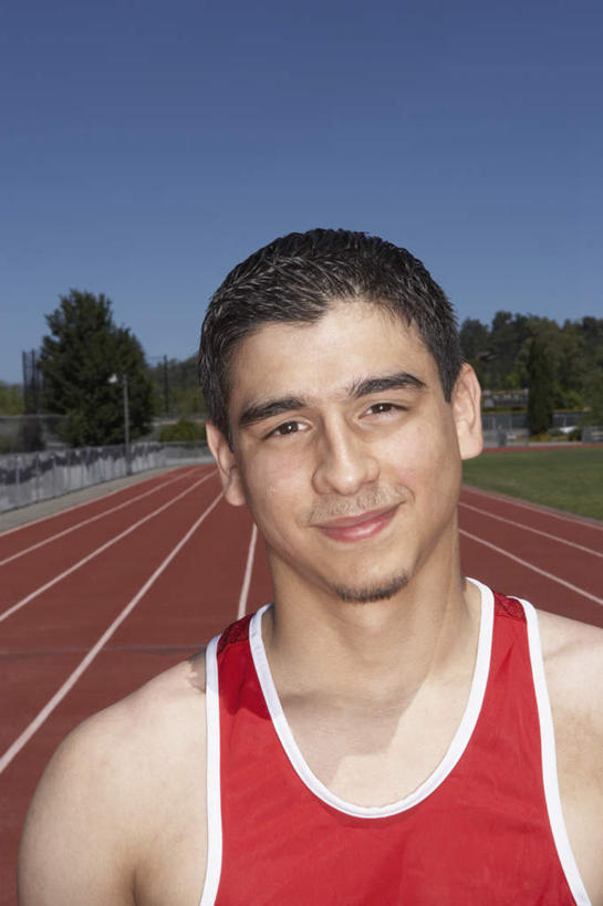 脸,头,脸颊,一个人,运动员,体育馆,运动场,起跑线,站,笑,微笑,露齿笑,竖图,室外,特写,白天,正面,锻炼,快乐,比赛,运动,竞争,草地,草坪,植物,欧洲,欧洲人,仅一个男性,仅一个人,田径,跑道,竞技场,训练,注视,娱乐,体育场,草,树,树木,仅一个年轻男性,蓝色,绿色,蓝天,天空,自然,天,观察,看,站着,休闲,健康,体育用品,田径场,生长,晴朗,成长,观看,察看,体育运动,关注,健身器材,户外运动,万里无云,运动馆,体育,男人,男性,年轻男性,白种人,头部,脸部,脸蛋,面部,晴空,晴空万里,体育运动员,站立,半身,彩图,健身,陆上运动