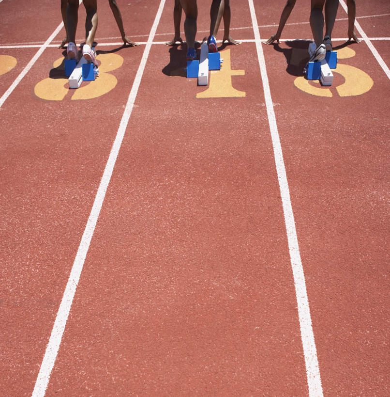 腿部,三个人,伙伴,朋友,运动员,起跑线,蹲,竖图,俯视,室外,特写,白天,锻炼,快乐,友谊,比赛,运动,合作,团队,竞争,非洲,黑人,塑胶,田径,跑道,竞技场,训练,娱乐,运动器械,脚部,休闲,健康,手部,体育用品,战略,体育运动,健身器材,助跑器,联合,合谋,配合,体育,协作,非洲人,手臂,蹲着,半身,彩图,高角度拍摄,健身