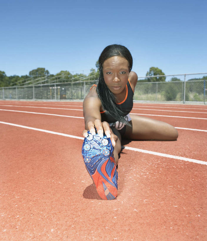 手,一个人,运动员,起跑线,竖图,室外,白天,正面,锻炼,快乐,比赛,运动,竞争,非洲,黑人,仅一个年轻女性,仅一个女性,仅一个人,塑胶,田径,跑道,竞技场,训练,注视,娱乐,运动器械,观察,看,休闲,健康,体育用品,压腿,观看,察看,脚尖,体育运动,关注,健身器材,触碰,碰,体育,年轻女性,女人,女性,非洲人,彩图,全身,健身