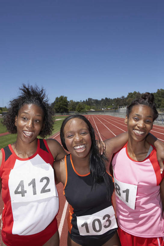 三个人,运动员,起跑线,站,抱,笑,微笑,露齿笑,竖图,室外,白天,正面,锻炼,快乐,比赛,运动,竞争,非洲,黑人,塑胶,田径,跑道,竞技场,训练,注视,娱乐,运动器械,观察,看,站着,休闲,健康,体育用品,搭,抱着,观看,察看,搂着,体育运动,搭着,关注,健身器材,体育,女人,女性,非洲人,搂,站立,半身,彩图,健身