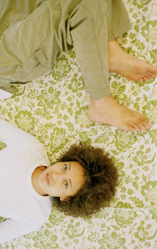 脸,脚,腿,两个人,躺,竖图,俯视,室内,白天,背景,地板,欧洲,欧洲人,花纹,注视,休闲装,绿色,观察,看,休息,休闲,赤脚,人体,摄影,观看,察看,关注,年轻女性,女人,女性,白种人,头部,下半身,躺着,半身,彩图,高角度拍摄,上半身