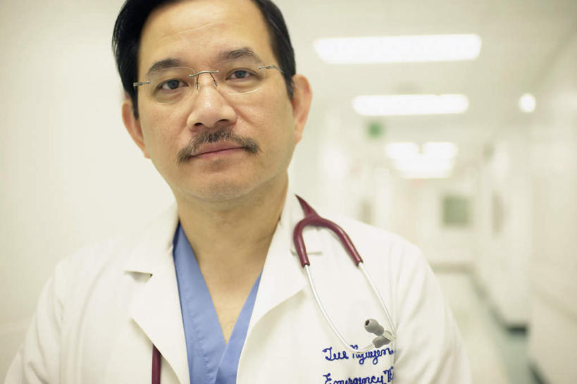 脸,头,脸颊,一个人,医生,医院,站,笑,微笑,露齿笑,横图,室内,特写,白天,正面,工作服,制服,亚洲,仅一个男性,仅一个人,仅一个中年男性,朦胧,模糊,工作,眼镜,走廊,灯光,注视,黄种人,肩膀,灯,听诊器,灯具,观察,看,站着,观看,察看,白大褂,照明设备,工作室,关注,工作间,工作制服,男人,男性,中年男性,亚洲人,头部,脸部,脸蛋,面部,医师,站立,半身,彩图,工作套服