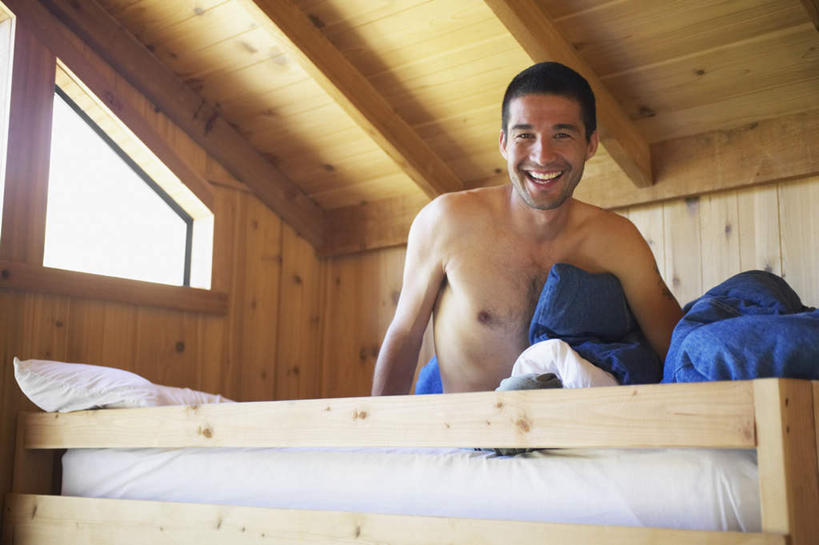 手,一个人,家,栏杆,坐,笑,微笑,露齿笑,横图,室内,白天,正面,窗户,床,房间,非洲,黑人,仅一个男性,仅一个人,木质,房屋,屋顶,屋子,床单,倾斜,注视,被子,楼房,裸露,纹身,住宅,仅一个年轻男性,蓝色,白色,枕头,扶,观察,看,斜视,单人床,观看,睁眼,藏青色,察看,被单,扶着,关注,裸,男人,男性,年轻男性,非洲人,睡觉,坐着,半身,彩图,房子