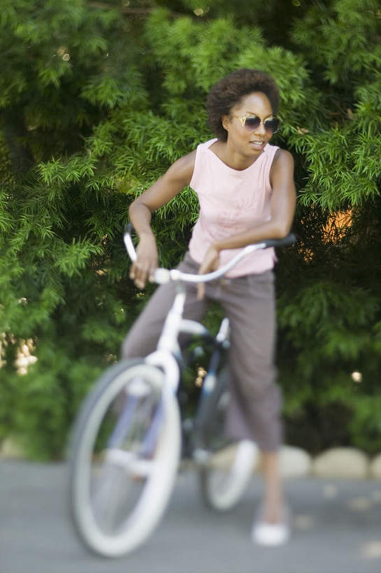 西方人,手,脚,一个人,站,竖图,室外,白天,正面,旅游,度假,齿轮,树林,鞋子,欧洲,非洲,黑人,欧洲人,仅一个人,戴,服装,朦胧,模糊,轮子,墨镜,注视,休闲装,娱乐,脚踏车,树,树木,骑,衣服,白色,车轮,观察,看,站着,骑车,享受,休闲,休闲服,放松,斜视,服饰,观看,支撑,戴着,察看,撑着,扶着,关注,踏板,年轻女性,女人,女性,非洲人,站立,彩图,全身