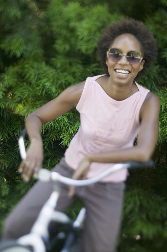 西方人,手,脚,一个人,站,竖图,室外,白天,正面,旅游,度假,齿轮,树林,鞋子,欧洲,非洲,黑人,欧洲人,仅一个人,戴,服装,轮子,墨镜,注视,休闲装,娱乐,脚踏车,树,树木,骑,衣服,白色,车轮,观察,看,站着,骑车,享受,休闲,休闲服,放松,服饰,放大,观看,支撑,戴着,察看,撑着,扶着,关注,踏板,年轻女性,女人,女性,非洲人,站立,半身,彩图