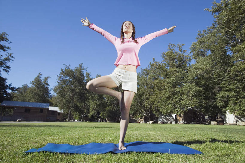 西方人,一个人,伸展双臂,横图,室外,白天,正面,运动服,锻炼,旅游,度假,瑜伽,运动,草地,草坪,树林,地毯,欧洲,欧洲人,仅一个人,服装,毯子,注视,休闲装,娱乐,束发,草,树,树木,衣服,观察,看,享受,休闲,休闲服,放松,养生,服饰,观看,察看,关注,体育,年轻女性,女人,女性,白种人,长发,敞开双臂,伸开双臂,展开双肩,张开手臂,张开双臂,彩图,全身,健身,运动装