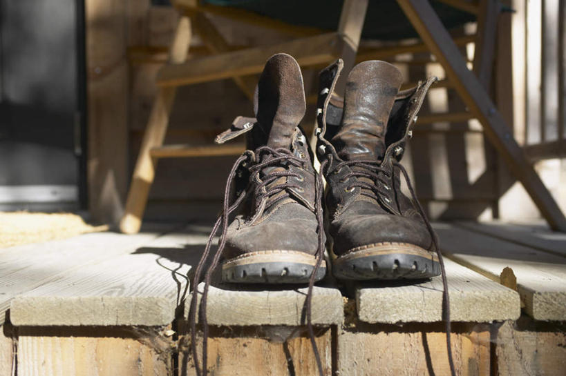 无人,横图,室外,特写,白天,正面,楼梯,建筑,静物,椅子,朦胧,模糊,时间,木制,鞋带,凳子,阶梯,门口,棕色,深棕色,皮革,一对,靴子,台阶,阳光,楼道,怀旧,散开,舒适,皮靴,松散,老化,彩图,房子