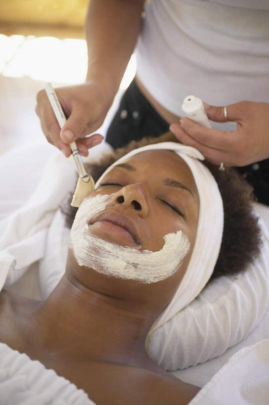 两个人,按摩师,美容师,美容院,躺,闭眼,竖图,俯视,室内,特写,白天,按摩,化妆,美容,旅游,度假,床,非洲,双手,护肤,朦胧,模糊,美白,浴巾,床单,年轻,涂抹,娱乐,被子,束发,白色,化妆品,化妆刷,刷子,毛巾,清洁,保养,享受,休闲,面膜,放松,去角质,保健,单人床,保湿,敷,滋润,美容工具,被单,护肤品,去死皮,裹着,舒缓,养颜,彩妆刷,化妆工具,膏状,膏状面膜,去污,控油,紧肤,嫩肤,祛痘,去痘,祛角质,抗衰,再生,增白,补水,祛斑,抗皱,防皱,除皱,去皱,女人,女性,非洲人,长发,脸部,面部,躺着,半身,彩图,高角度拍摄