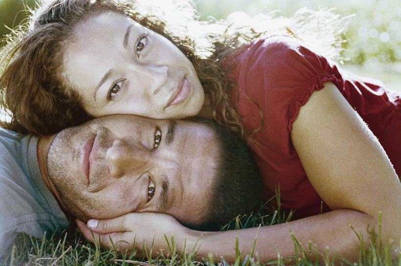 西方人,两个人,家庭,夫妻,躺,笑,摸,微笑,横图,室外,特写,白天,正面,爱情,旅游,度假,草地,草坪,欧洲,非洲,黑人,欧洲人,阴影,服装,感人,朦胧,模糊,光线,影子,浪漫,休闲装,娱乐,草,衣服,阳光,扶,享受,休闲,温暖,温馨,家属,一家人,休闲服,放松,恋人,服饰,爱护,睁眼,和睦,扶着,情人,关爱,亲情,爱侣,爱人,躺下,罗曼蒂克,亲属,甜蜜,非洲人,头部,夫妇,情侣,触摸,接触,躺着,半身,彩图,伴侣