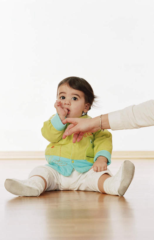 西方人,婴儿,儿童,两个人,家庭,母亲,坐,笑,微笑,露齿笑,竖图,室内,白天,白色背景,正面,纯洁,地板,欧洲,欧洲人,墙,地面,注视,木地板,墙壁,墙面,小孩,观察,看,温暖,温馨,一家人,手指,可爱,母爱,童年,童趣,摄影,活泼,影棚,观看,和睦,察看,关注,宝宝,吸吮,指头,童真,纯真,烂漫,无邪,母婴,伶俐,天真,年轻女性,女人,女性,白种人,孩子,年轻人,坐着,彩图,全身,影棚拍摄,拍摄,融洽