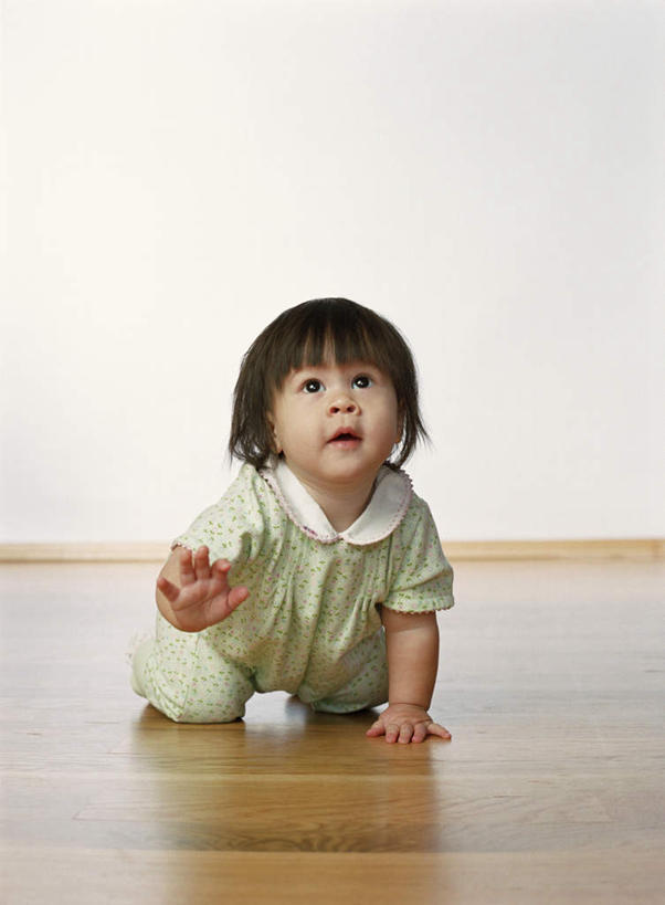 西方人,儿童,一个人,笑,微笑,露齿笑,竖图,室内,白天,正面,婴儿服装,纯洁,地板,欧洲,欧洲人,仅一个女性,仅一个人,墙,地面,注视,木地板,墙壁,墙面,看,趴着,张嘴,仅一个小孩,爬,可爱,童年,童趣,关注,爬着,童真,烂漫,无邪,天真,女孩,女人,女性,白种人,张开嘴,趴,抬头,彩图,全身,婴儿服