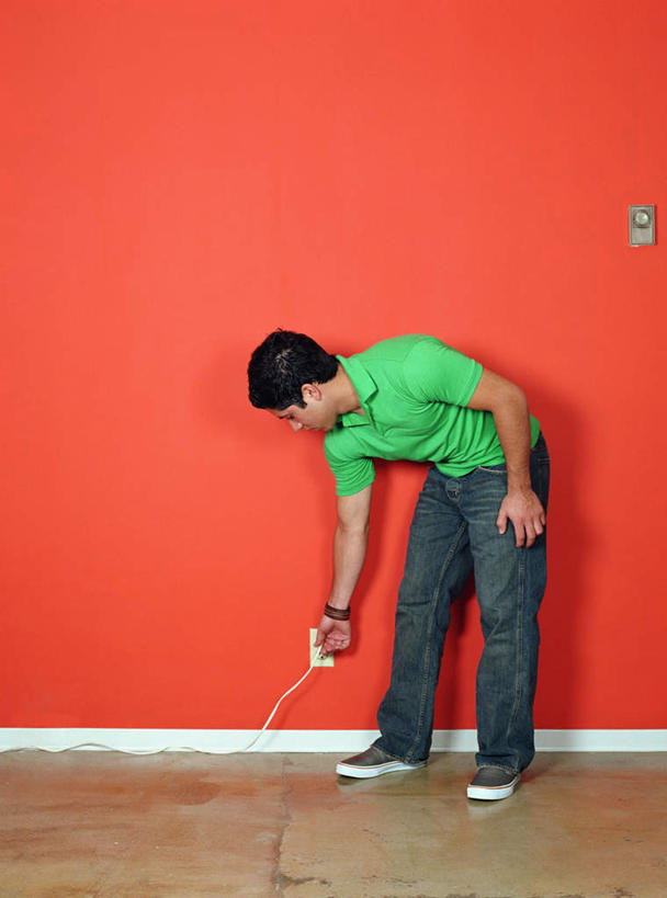 西方人,头发,一个人,站,竖图,室内,特写,白天,正面,T恤衫,欧洲,欧洲人,仅一个男性,仅一个人,红色背景,服装,电线,插座,T恤,注视,休闲装,开关,仅一个年轻男性,衣服,绿色,黑色,观察,看,站着,休闲,休闲服,帅哥,摄影,服饰,影棚,观看,拔,察看,关注,男人,男性,年轻男性,白种人,发型,彩图,全身,影棚拍摄,拍摄,短发