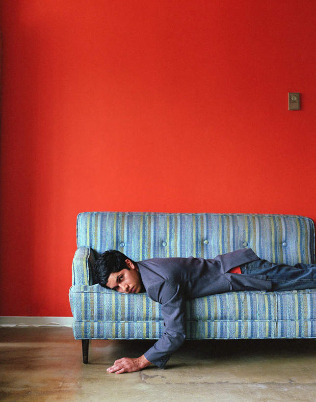 西方人,头发,一个人,睡,竖图,室内,白天,侧面,地板,欧洲,欧洲人,仅一个男性,仅一个人,撑,红色背景,地,插座,开关,仅一个年轻男性,黑色,趴着,帅哥,无助,摄影,影棚,撑着,男人,男性,年轻男性,白种人,发型,困,困觉,趴,寝息,睡觉,半身,彩图,影棚拍摄,拍摄,短发