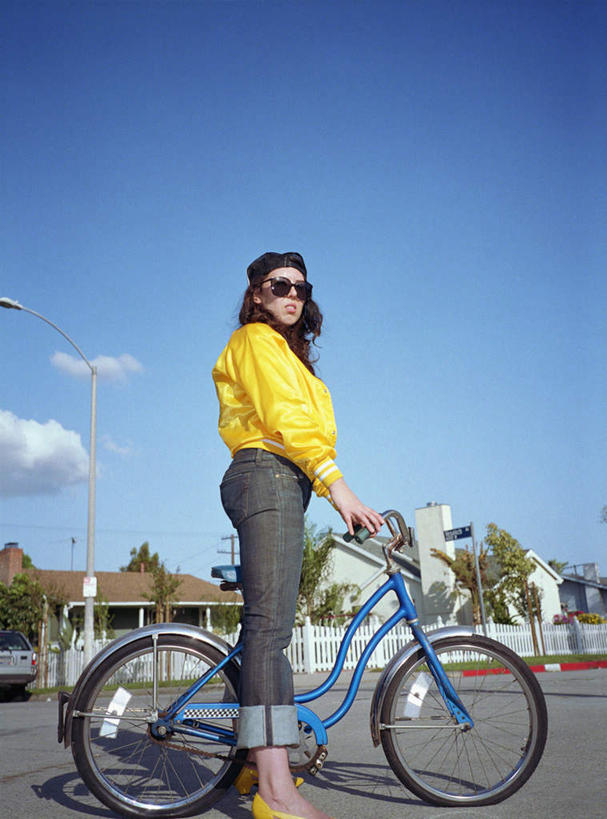 西方人,一个人,站,竖图,室外,白天,侧面,高跟鞋,时尚,树林,植物,自行车,鞋子,欧洲,欧洲人,仅一个年轻女性,仅一个女性,仅一个人,服装,墨镜,房屋,公寓,单车,注视,休闲装,袜子,脚踏车,树,树木,衣服,黄色,绿色,蓝天,天空,自然,太阳镜,天,观察,看,站着,休闲,休闲服,服饰,观看,长袜,察看,关注,年轻女性,女人,女性,白种人,彩图,全身