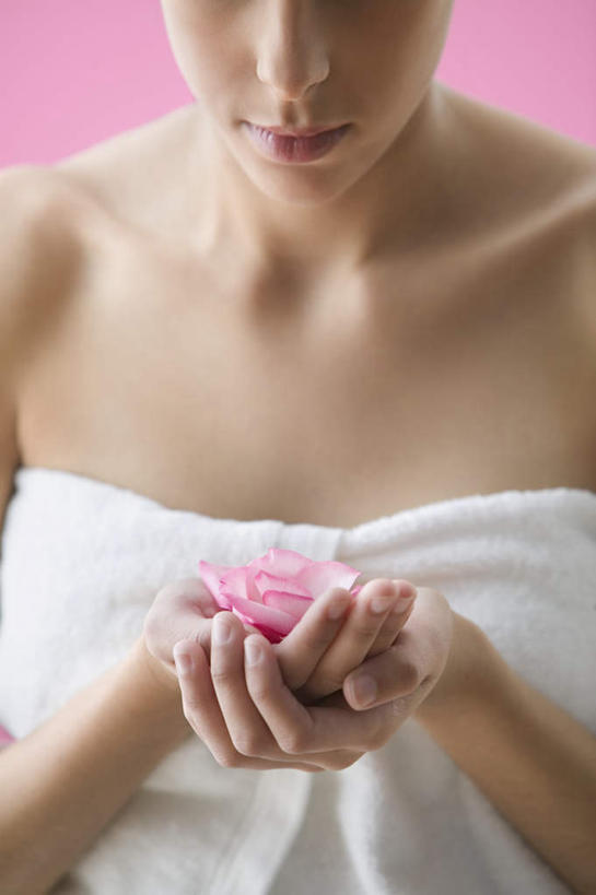 西方人,一个人,站,捧,笑,微笑,竖图,室内,特写,白天,正面,欧洲,欧洲人,仅一个年轻女性,仅一个女性,仅一个人,粉色背景,浴巾,浴帽,玫瑰花,拿,拿着,花,花瓣,站着,美女,摄影,影棚,年轻女性,女人,女性,白种人,端,端着,捧着,半身,彩图,影棚拍摄,拍摄