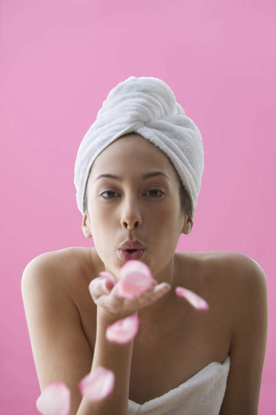 西方人,脸,头,脸颊,一个人,站,捧,竖图,室内,特写,白天,正面,欧洲,欧洲人,仅一个年轻女性,仅一个女性,仅一个人,粉色背景,浴巾,浴帽,玫瑰花,拿,拿着,注视,肩膀,花,花瓣,吹,观察,看,站着,美女,摄影,影棚,观看,察看,关注,年轻女性,女人,女性,白种人,头部,脸部,脸蛋,面部,端,端着,捧着,半身,彩图,影棚拍摄,拍摄