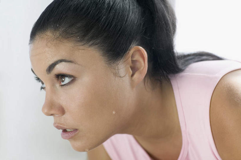 西方人,脸,头,脸颊,头发,一个人,站,捧,笑,微笑,露齿笑,横图,室内,特写,白天,正面,运动服,锻炼,瑜伽,运动,欧洲,欧洲人,仅一个年轻女性,仅一个女性,仅一个人,拿,拿着,注视,手叉腰,肩膀,黑色,瓶子,毛巾,矿泉水,叉腰,观察,看,站着,养生,观看,严肃,察看,关注,流汗,认真,体育,年轻女性,女人,女性,白种人,头部,长发,发型,直发,脸部,脸蛋,面部,端,端着,捧着,半身,彩图,健身