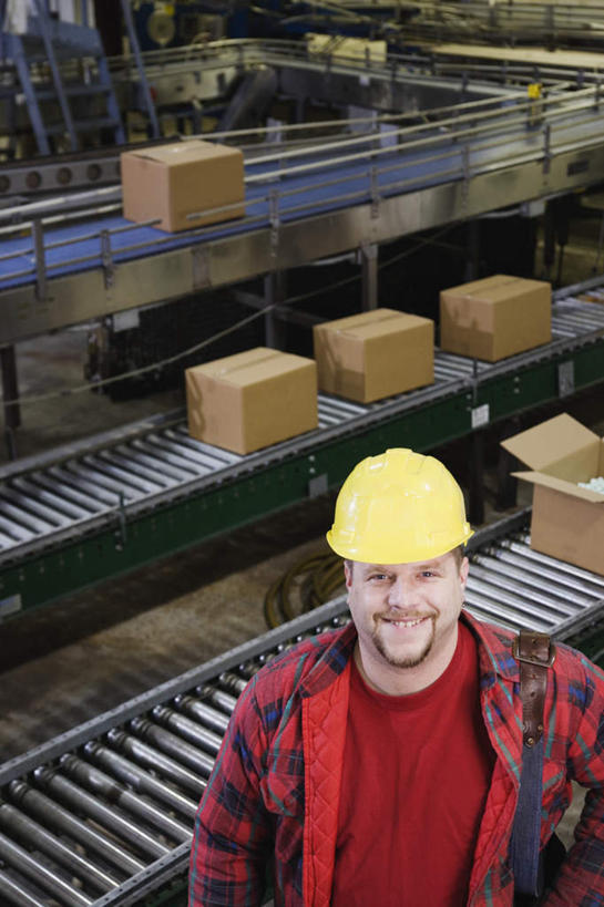 西方人,一个人,机修工,工厂,站,笑,微笑,露齿笑,竖图,俯视,室内,白天,机器,流水线,帽子,欧洲,欧洲人,仅一个男性,仅一个人,戴,服装,纸箱,注视,休闲装,盒子,工人,仅一个年轻男性,衣服,安全帽,观察,看,站着,休闲,休闲服,服饰,观看,戴着,察看,关注,产品,男人,男性,年轻男性,白种人,机械师,机修工人,插兜,两手抄兜,两手放兜,手插兜,手放口袋,抬头,仰头,半身,彩图,高角度拍摄