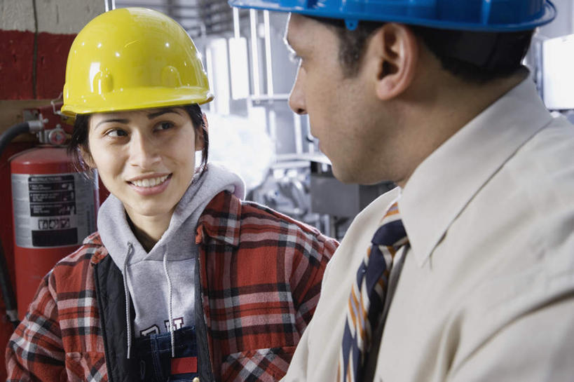 西方人,脸,头,脸颊,两个人,伙伴,朋友,机修工,工厂,站,横图,室内,特写,白天,正面,衬衫,友谊,合作,团队,机器,流水线,帽子,欧洲,欧洲人,戴,服装,注视,休闲装,肩膀,工人,衣服,安全帽,观察,看,站着,休闲,休闲服,战略,服饰,观看,戴着,察看,关注,产品,联合,合谋,配合,协作,男人,男性,年轻男性,年轻女性,女人,女性,白种人,头部,脸部,脸蛋,面部,机械师,机修工人,半身,彩图,衬衣