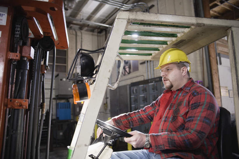 西方人,一个人,机修工,工厂,坐,横图,室内,白天,侧面,机器,帽子,欧洲,欧洲人,仅一个男性,仅一个人,戴,注视,车,工人,仅一个年轻男性,安全帽,方向盘,观察,驾驶,开车,看,观看,戴着,叉车,察看,关注,男人,男性,年轻男性,白种人,机械师,机修工人,坐着,半身,彩图