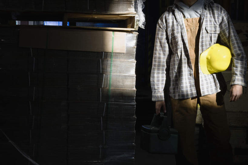 西方人,一个人,机修工,工厂,站,横图,室内,白天,正面,机器,帽子,欧洲,欧洲人,仅一个男性,仅一个人,阴影,朦胧,模糊,光线,影子,夹,工人,仅一个年轻男性,阳光,安全帽,站着,产品,男人,男性,年轻男性,白种人,机械师,机修工人,半身,彩图