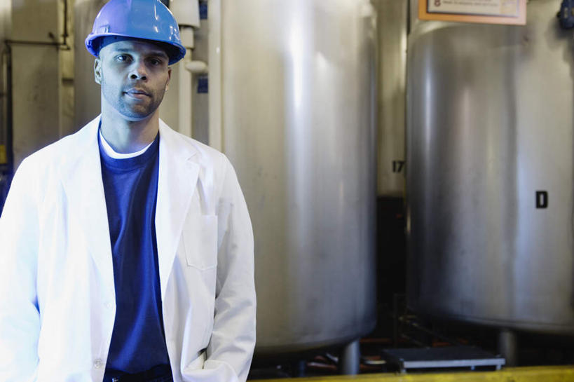 西方人,一个人,机修工,工厂,站,横图,室内,白天,正面,机器,帽子,欧洲,欧洲人,仅一个男性,仅一个人,一排,戴,整齐,罐子,注视,铁罐,排列,工人,仅一个年轻男性,安全帽,观察,看,站着,观看,戴着,察看,白大褂,队列,关注,男人,男性,年轻男性,白种人,机械师,机修工人,插兜,两手抄兜,两手放兜,手插兜,手放口袋,半身,彩图