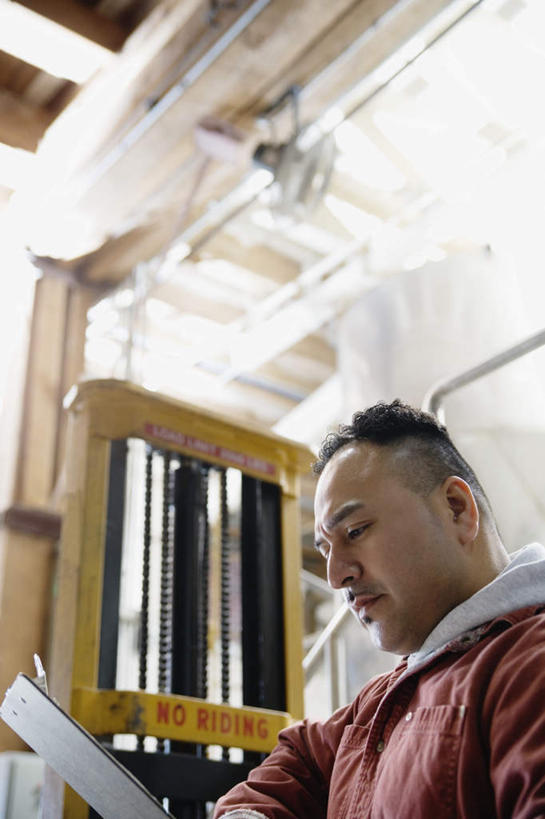 西方人,脸,头,脸颊,一个人,机修工,工厂,站,竖图,室内,特写,白天,仰视,工作服,制服,机器,电梯,欧洲,欧洲人,仅一个男性,仅一个人,档案,文件,拿,拿着,注视,肩膀,工人,仅一个年轻男性,资料,低头,观察,看,站着,搭,观看,察看,搭着,关注,记录本,工作制服,男人,男性,年轻男性,白种人,头部,脸部,脸蛋,面部,机械师,机修工人,半身,彩图,低角度拍摄,工作套服