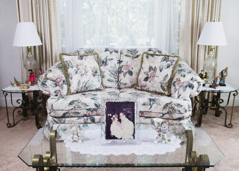 无人,横图,照片,室内,白天,正面,窗户,窗帘,柜子,落地窗,沙发,台灯,卧室,桌子,杯子,盛开,玩偶,相册,灯光,花蕾,玻璃窗,灯,花,花瓣,花朵,鲜花,水杯,灯具,枕头,花苞,花蕊,照明设备,茶杯,彩图,睡房,卧房