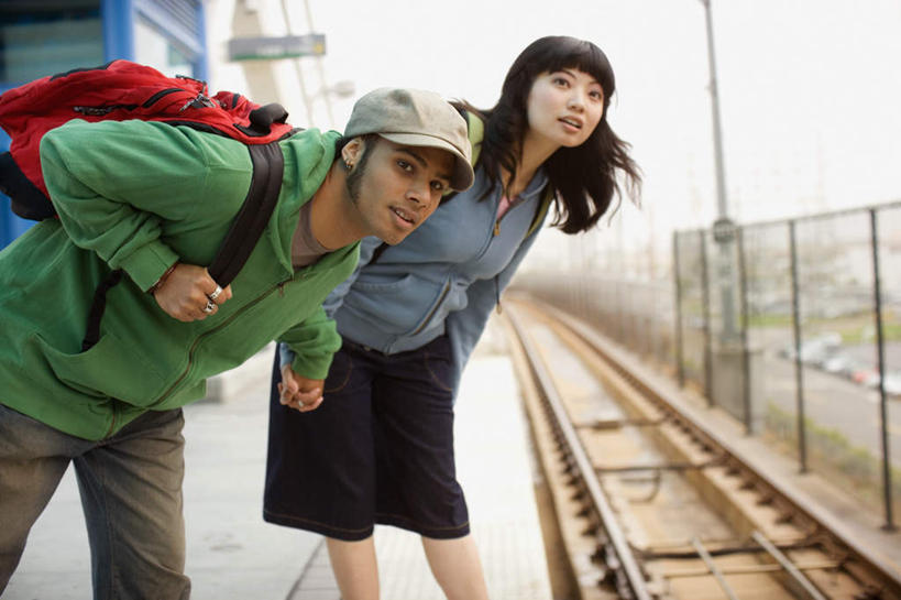 东方人,西方人,两个人,伙伴,朋友,站,横图,室外,白天,正面,友谊,帽子,欧洲,欧洲人,亚洲,弯腰,服装,朦胧,模糊,轨道,站台,休闲装,黄种人,月台,衣服,背包,戒指,看,弯,站着,休闲,休闲服,服饰,看着,友情,男人,男性,年轻男性,年轻女性,女人,女性,白种人,亚洲人,半身,彩图