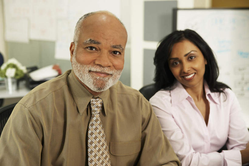 西方人,胡须,两个人,伙伴,同事,朋友,商务男性,商务女性,办公室,坐,笑,微笑,露齿笑,横图,室内,白天,正面,衬衫,友谊,成功,合作,团队,植物,窗户,桌面,桌子,椅子,欧洲,欧洲人,套装,朦胧,模糊,盆栽,领带,队伍,玻璃窗,公告栏,绿色,自然,战略,生长,成长,领导,商务装,合伙,领袖,工薪阶层,联合,合谋,配合,协作,老年男性,男人,男性,年轻女性,女人,女性,白种人,胡子,络腮胡,白领,上班族,坐着,半身,彩图,衬衣