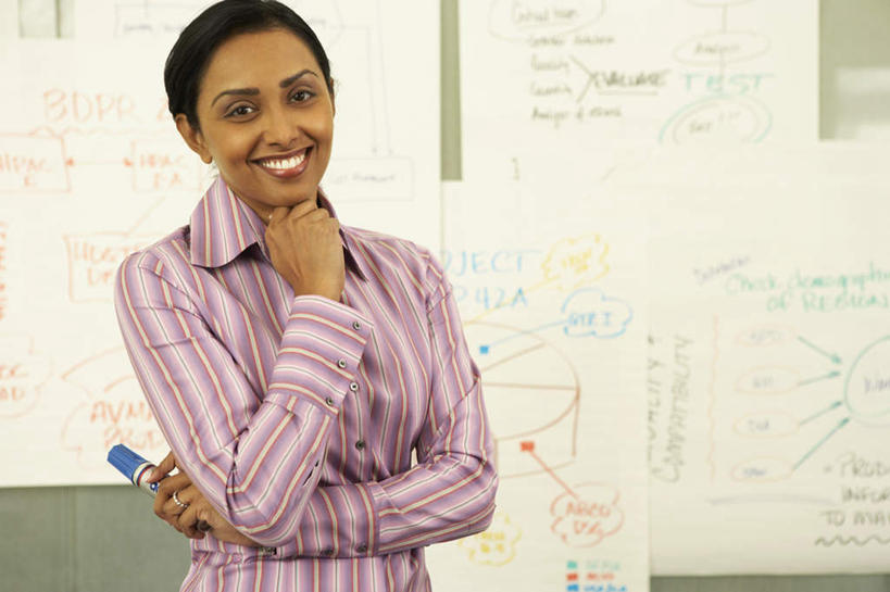 一个人,商务女性,站,笑,微笑,露齿笑,横图,室内,白天,正面,衬衫,亚洲,仅一个年轻女性,仅一个女性,仅一个人,套装,笔,档案,图表,文件,墙,托腮,注视,公告栏,墙壁,资料,观察,看,托,站着,观看,马克笔,察看,关注,托下巴,商务装,工薪阶层,年轻女性,女人,女性,亚洲人,印度人,白领,上班族,半身,彩图,衬衣