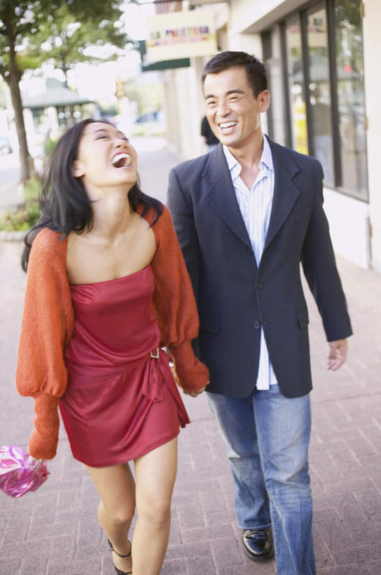 东方人,两个人,夫妻,站,笑,微笑,露齿笑,竖图,室外,白天,正面,衬衫,西装,窗户,地板,橱窗,亚洲,连衣裙,包,墙,地面,拿,拿着,注视,黄种人,拎包,玻璃窗,墙壁,树,树木,自然,观察,看,站着,聊天,恋人,生长,成长,观看,察看,情人,关注,爱人,男人,男性,年轻男性,年轻女性,女人,女性,亚洲人,夫妇,散步,手牵手,半身,彩图,衬衣