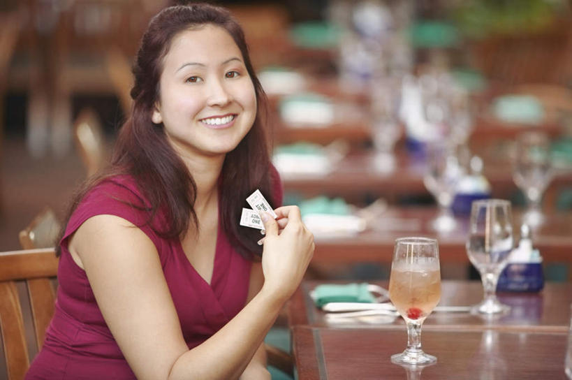 东方人,一个人,酒吧,坐,笑,微笑,露齿笑,横图,室内,白天,正面,桌面,桌子,杯子,椅子,亚洲,仅一个年轻女性,仅一个女性,仅一个人,服装,朦胧,模糊,标签,高脚杯,灯光,拿,拿着,注视,休闲装,黄种人,拎包,灯,饮料,衣服,水杯,低头,观察,看,休闲,休闲服,服饰,观看,察看,关注,年轻女性,女人,女性,亚洲人,玻璃杯,坐着,半身,彩图,酒馆