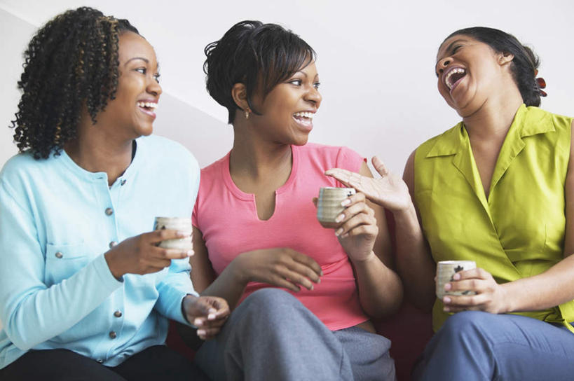 三个人,朋友,坐,举,横图,室内,白天,白色背景,正面,杯子,非洲,黑人,服装,咖啡杯,陶瓷制品,拿,拿着,注视,休闲装,排列,衣服,水杯,观察,看,聊天,休闲,休闲服,陶瓷杯,摄影,服饰,影棚,观看,察看,关注,友情,年轻女性,女人,女性,非洲人,举着,坐着,半身,彩图,影棚拍摄,拍摄