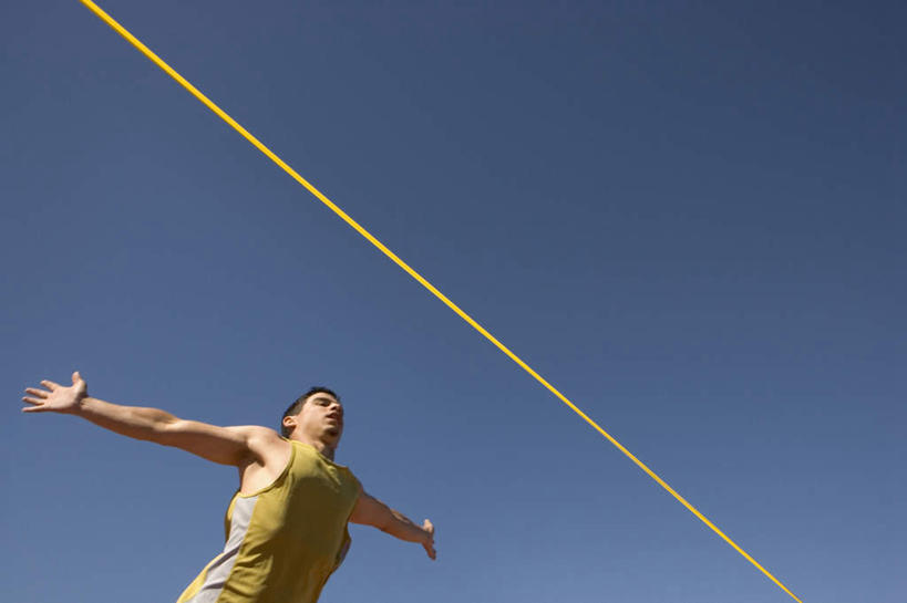 西方人,一个人,运动员,跳,伸展双臂,横图,室外,白天,仰视,运动服,锻炼,运动,跳高,非洲,黑人,仅一个男性,仅一个人,服装,半空,注视,仅一个年轻男性,衣服,蓝天,天空,天,观察,看,服饰,观看,察看,衣着,穿着,关注,衣饰,体育,杆子,男人,男性,年轻男性,非洲人,体育运动员,运动选手,敞开双臂,伸开双臂,抬头,跳跃,仰头,展开双肩,张开手臂,张开双臂,半身,彩图,低角度拍摄,健身,运动装