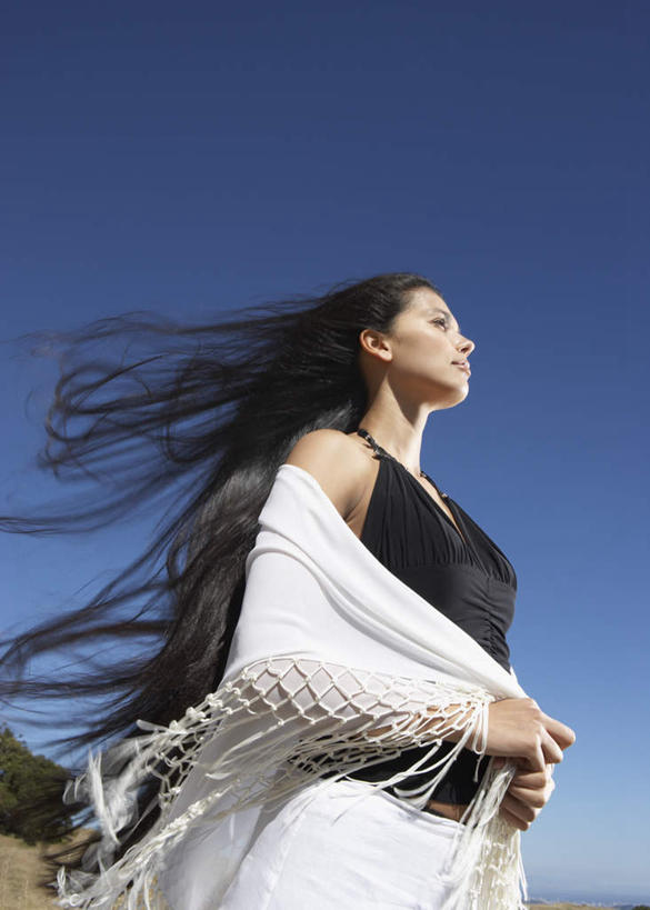 东方人,一个人,站,竖图,室外,白天,仰视,裙子,亚洲,仅一个年轻女性,仅一个女性,仅一个人,眺望,远眺,连衣裙,黄种人,蓝天,天空,披肩,天,站着,半身裙,吊带裙,瞭望,年轻女性,女人,女性,亚洲人,半身,彩图,低角度拍摄